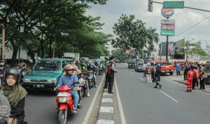 Situasi arus lalu lintas Jalan Soekarno Hatta jalur cepat arah Timur menuju Barat, Kecamatan Rancasari, Kota Bandung akibat kebaran Rumah Makan Ampera. (KHOLID/JABAR EKSPRES)