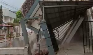 INSIDEN: Rumah ambruk di Jalan Budi, Kelurahan Pasirkaliki, Kecamatan Cimahi Utara, Kota Cimahi, Jumat  27 Januari 2023. (NARSONO/JABAR EKSPRES)