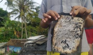 DILALAP SI JAGO MERAH: Satu atap rumah hangus terbakar yang merupakan tempat anak mengaji di Kertajaya, Kabupaten Bandung. (AKMAL FIRMANSYAH/JABAR EKPRES)