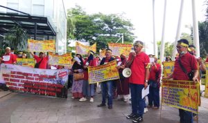 Rombongan aksi unjuk rasa saat memasuki lobby Hotel Bogor Icon, di Bukit Cimanggu City, Kota Bogor. (YUDHA PRANANDA/JABAR EKSPRES)
