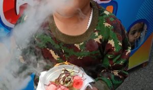 Seorang anak sedang asyik menikmati jajan Chiki Ngebul. (MUHAMMAD AKMAL/JABAREKSPRES)