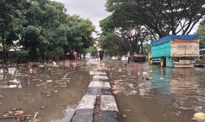 Banjir di Kota Bandung Terus Mengancam Warga Banjir di Kota Bandung khususnya di wilayah Pasar Induk Gedebage, Kota Bandung terus mengancam warga yang hinggaa kini belum ada solusi konkrit dari pemandu kebijakan. (YANUAR/JABAR EKSPRES)