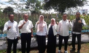 KOMPAK: Jajaran para guru dan staf SMKN Puspahiang Kabupaten Tasikmalaya.