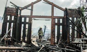 Petugas Diskar PB usai lakukan proses pemadaman api yang membakar habis rumah makan Ampera di Jalan Soekarno Hatta, Kecamatan Rancasari, Kota Bandung. (Kholid/Jabar Ekspres)