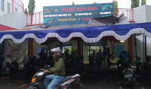 Buat para pecinta ikan hias, saat ini di Pasar Atas Cimahi dijadikan tempat berkumpulnya para pecinta ikan hias dengan nama Pojok Ikan Hias.