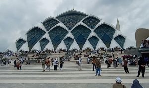 Dinas Lingkungan Hidup (DLH) Jabar mencatat sebanyak 2,5 ton sampah dihasilkan dari pengunjung yang datang ke Masjid Al Jabbar