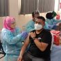 Pemberian vaksinasi Covid-19 kepada masyarakat di Kota Bandung. (SANDI NUGRAHA/JABAREKSPRES.COM)