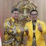 RESMI BERGABUNG: Ridwan Kamil bersama Ketum Golkar Airlangga Hartarto sambil menunjukkan KTA yang menjadi tanda sebagai anggota partai. (istimewa)