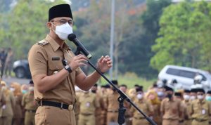 PIMPIN APEL: Bupati Hengky Kurniawan saat memberikan arahan di hadapan ribuan ASN yang hadir di Plaza Pemkab Bandung Barat beberapa waktu lalu. (Ilustrasi/Humas Pemkab KBB)