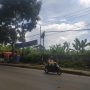 Pengendara sepeda motor saat melewati PJU yang menyala di Jalan Raya Ciburuy, Padalarang. Sementara beberapa PJU lainnya dalam kondisi mati. (Akmal Firmansyah/JabarEkspres)
