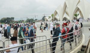 ANTUSIASME TINGGI: Ribuan masyarakat kunjungi Masjid Al Jabbar di Kecamatan Gedebage, Kota Bandung. (KHOLID/JABAR EKSPRES)