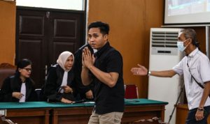 Terdakwa Richard Eliezer atau Bharada E menyapa pengunjung usai menjalani di Pengadilan Negeri Jakarta Selatan, Jakarta. (Antara)