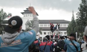 Tiga Daerah di Jabar Keberatan Soal Besaran UMK 2023, Ini Daftarnya SUARAKAN ASPIRASI: Para buruh saat aksi unjuk rasa kenaikan UMK 2023 di depan Gedung Sate Bandung beberapa waktu lalu. (Kholid/Jabar Ekspres/Ilustrasi)