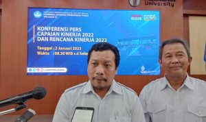 Kepala LLDIKTI IV Jabar dan Banten, Dr. M. Samsuri, S.Pd., M.Si saat memberikan penjelasan mengenai pencapaian selama 2022 dan kejer target di tahun 2023 in.