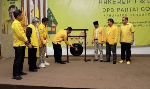 Pemilu 2024, Golkar KBB Bidik Pemilih Milenial, Segini Target Kursi di Legislatif PANASKAN MESIN PARTAI: Tubagus Ace Hasan saat membuka Rakerda dan Pendidikan Politik (Dikpol) Partai Golkar KBB di Lembang beberapa waktu lalu. (ILUSTRASI/ISTIMEWA)
