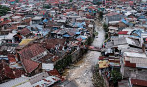 Saluran air besar Sungai Cikapundung yang mengalir di tengah pemukiman warga Kota Bandung, Jawa Barat. Saat ini, kondisi sungai di Jabar tercemai kandungan mikroplastik. (KHOLID/JABAR EKSPRES)