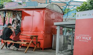 Jadi Tempat Esek Esek, Satpol PP Perketat Pengawasan di Teras Cihampelas Dua orang tengah menikmati suasana Teras Cihampelas, Kota Bandung. Tempat ini sempat viral di medsos lantaran dijadikan tempat esek esek. (KHOLID/JABAR EKSPRES)
