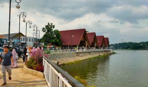 RAMAI PENGUNJUNG: Awal tahun kawasan wisata Ciburuy diserbu wisatawan.