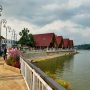 RAMAI PENGUNJUNG: Awal tahun kawasan wisata Ciburuy diserbu wisatawan.