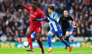 SENGIT: Pemain Liverpool tengah berjibaku dengan punggawa Brighton, pada lanjutan Piala FA, Minggu (29/1). (Twitter/@LFC)