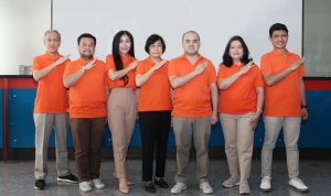 RUPS Bank Mayora- Direktur Bank Mayora Tjahojo Bengawan, Direktur Bank Mayora Andi M Andries, Direktur Utama Bank Mayora Jenny Wiriyanto, Komisaris Independen Bank Mayora Rufina Tinawati Marianto, Komisaris Utama Bank Mayora Hussein Paolo Kartadjoemena, Direktur Bank Mayora Tiolina Tumanggor, dan Direktur Bank Mayora Prihadiyanto usai Rapat Umum Pemegang Saham Bank Mayora, Jumat (6/1/2023). (Dokumen BNI)