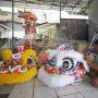 PERMINTAAN NAIK: Pekerja menyelesaikan pembuatan barongsai di Kota Bogor, Senin 9 Januari 2023. (Sandika Fadilah/Jabarekspres)
