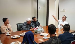 Wakil Ketua II DPRD Kota Bogor, Dadang Iskandar Danubrata saat menerima Forum Pedagang Pasar Bogor di gedung DPRD Kota Bogor, Senin (16/1). (Yudha Prananda / Jabar Ekspres)