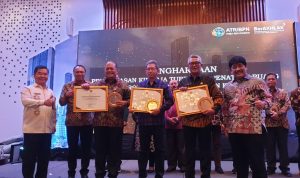 Pemprov Jabar Raih Penghargaan Pelaksanaan Pengawasan Penataan Ruang Tahun 2022 PEMPROV JABAR RAIH PENGHARGAAN: Kepala BMPR Jabar Bambang Tirtoyuliono mewakili Gubernur Jabar, menerima penghargaan Pelaksanaan Pengawasan Penataan Ruang Tahun 2022 dari Kementerian Agraria dan ATR/BPN Republik Indonesia.