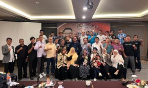 KOLABORASI: GNIJ dan relawan dukung capres Ridwan Kamil untuk maju di Pemilu 2024. Pertemuan berlangsung di Hotel Grand Preanger Bandung, Minggu (22/1).