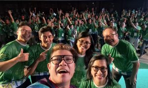 Perwakilan Grab dan OVO serta Mitra Grab melakukan swafoto bersama Andika Mahesa, vokalis Kangen Band dalam Hari Mitra Grab & OVO 2022.