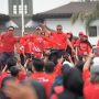 Gubenur Jabar Ridwan Kamil ketika menghadiri Peringatan HUT PDIP ke -150 di halaman Gedung Sate dengan menggelar senam sehat.