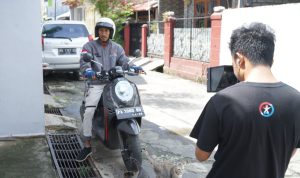 Salah satu kreator video sedang melakukan proses pengambilan gambar untuk film "Drive in the Natural Beauty of Papua"