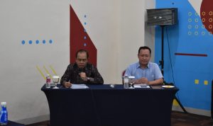 Direktur Utama PT International Business Futures (IBF), Ernawan (kiri) pada acara IBF Outlook 2023 di Bandung, Jumat (20/1).