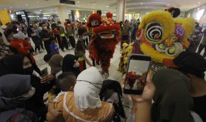 Pengunjung melihat aksi barongsai di Cibinong Citty Mall, Sabtu (21/1). Foto : Sandika Fadilah/ Jabarekspres.com