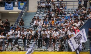 SANKSI FLARE: Frontline Boys Club pertanyakan sikap Persib Bandung yang terlalu reaktif. (Foto: Dok. Jabarekspres)