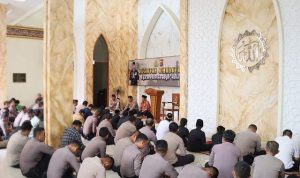 Jajaran Polresta Bogor Kota saat mengikuti kegiatan pembinaan rohani dan mental di Masjid Dzikrullah, Mapolresta Bogor Kota, Kamis (26/1). (Yudha Prananda / Jabar Ekspres)