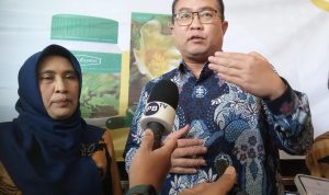 Rektor IPB University, Prof Arif Satria didampingi Peneliti Obat Herbal IPB University, Prof Dyah Iswantini Pradono. (Yudha Prananda / Jabar Ekspres)