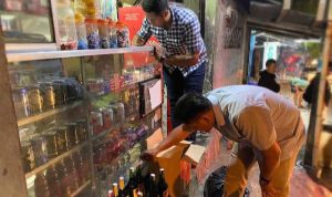 Tim Kujang Polresta Bogor Temukan Ratusan Botol Miras di Warung Kelontong Personel Tim Kujang Polresta Bogor Kota saat merazia salah satu warung kelontong di wilayah Kecamatan Bogor Barat. (Yudha Prananda / Jabar Ekspres)