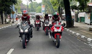 Kegiatan rolling city bersama komunitas Honda CBR di kota Bandung.