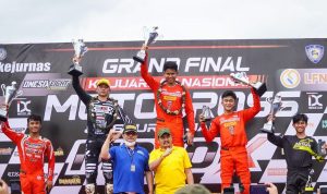Kejurnas MX: Crossert AHRT M. Delvintor Ali (tengah) menjuarai Kejurnas Motocross 2022 pada kelas MX 2 dengan melakukan sapu bersih podium tertinggi di setiap seri. Sementara rekannya Nuzul Ramzidan (kedua kanan), meraih posisi ketiga. Capaian ini dikukuhkan pada seri grand final yang diselenggarakan di sirkuit Grand Wisata Bekasi, Jawa Barat pada 28-29 Januari 2023.