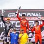 Crosser Astra Honda Dominasi Gelar Juara di Kejurnas Motocross 2022 Kejurnas MX: Crossert AHRT M. Delvintor Ali (tengah) menjuarai Kejurnas Motocross 2022 pada kelas MX 2 dengan melakukan sapu bersih podium tertinggi di setiap seri. Sementara rekannya Nuzul Ramzidan (kedua kanan), meraih posisi ketiga. Capaian ini dikukuhkan pada seri grand final yang diselenggarakan di sirkuit Grand Wisata Bekasi, Jawa Barat pada 28-29 Januari 2023.