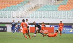 BERJIBAKU: David da Silva berjibaku mengawal bola dalam laga Persib Bandung VS Borneo FC di Stadion Pakansari, Cibinong, Kabupaten Bogor, Kamis (26/1). (Sandika Fadilah/Jabarekspres.com)