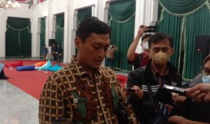 BERIKAN KETERANGAN: Kabid P2P Dinkes Jabar, Ryan Bayusantika Ristandi memastikan akan mengkaji Chiki Ngebul yang timbulkan keracunan massal. (Sandi Nugraha/Jabar Ekspres)