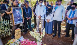 Kajari Kota Bogor Sampaikan Pesan Haru kepada Bima Arya Sebelum Wafat Wali Kota Bogor Bima Arya saat menghadiri prosesi pemakaman mendiang Sekti Anggraini yang merupakan Kepala Kejaksaan Negeri (Kajari) Kota Bogor. (Yudha Prananda / Jabar Ekspres)