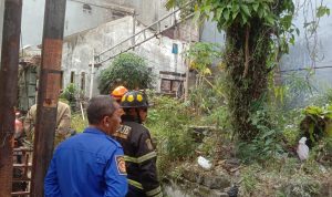 LUDES TERBAKAR: Salah satu rumah kosong dilalap si jago merah, Selasa (17/1). (Sandi Nugraha/Jabar Ekspres)