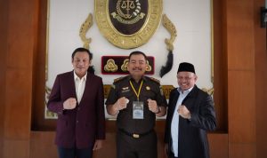 KUNKER: Ketua Komisi I DPRD Kota Bogor, Heri Cahyono (pojok kanan) bersama Kasi Intel Kajari Kota Bogor, Sigit Prabawa serta jajaranya. (Yudha Prananda / Jabar Ekspres)