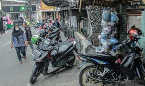 Keributan antara Ojek online dan Opang terjadi lagi di Kota Bandung. Kali ini ratusan ojol lalukan pengrusakan di Jalan Pasir Impun,