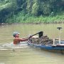 Ketika hujan deras adalah berkah bagi Unang. Sebab, aliran sungai akan membawa pasir-pasir ke dasar Sungai Cihea
