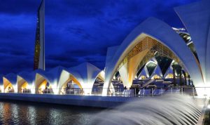 Masjid Al Jabbar jadi daya tarik sendiri. Banyak masyarakat yang penasaran untuk melihat kemegahan masjid karya arsitektur Gubernur Jawa Barar