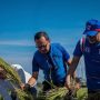 Menteri Perdagangan, Zulkifli Hasan didampingi Wali Kota Bogor, Bima Arya dan jajaran saat memotong padi organik di AEWO Mulyaharja, Kota Bogor, Sabtu (14/1). (Yudha Prananda / Jabar Ekspres)